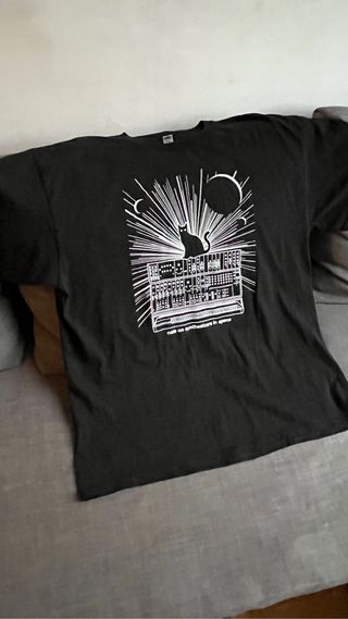Camiseta Cats on sinthesizers in space