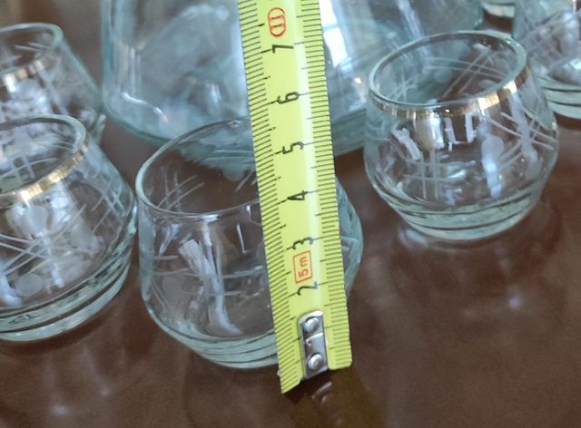 Licorera y 6 vasos tallado a mano con filo de oro.