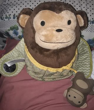 Peluche mono y bebé de Skip Hop