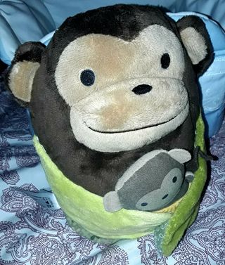 Peluche mono y bebé de Skip Hop