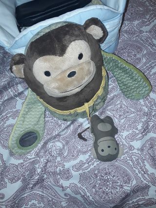 Peluche mono y bebé de Skip Hop