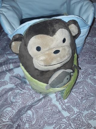 Peluche mono y bebé de Skip Hop