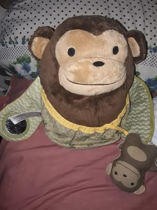 Peluche mono y bebé de Skip Hop