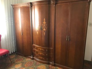 Dormitorio antiguo de nogal