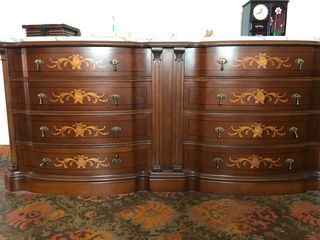 Dormitorio antiguo de nogal