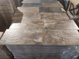 Gran variedad. Almacén de azulejos