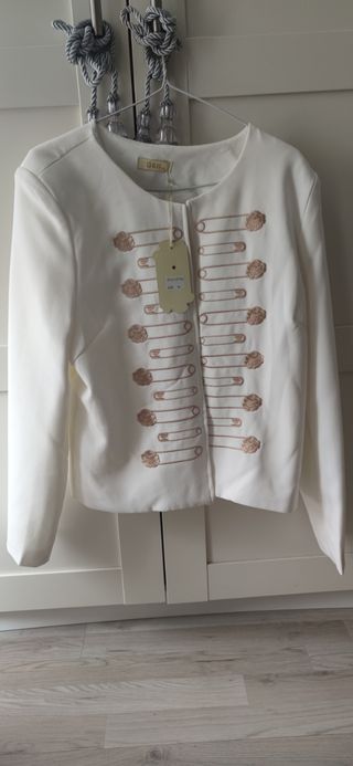 Chaqueta blanca bordada nueva con etiqueta