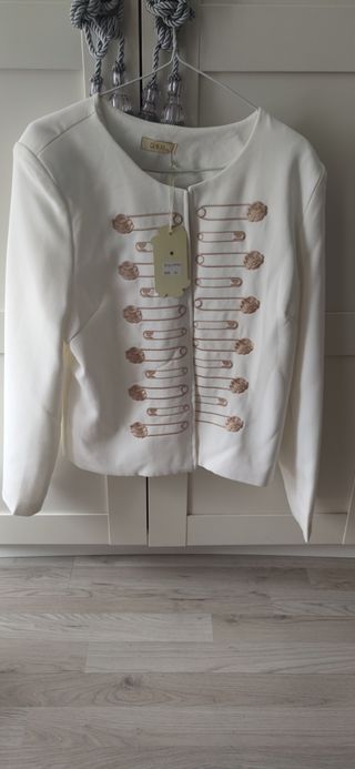 Chaqueta blanca bordada nueva con etiqueta