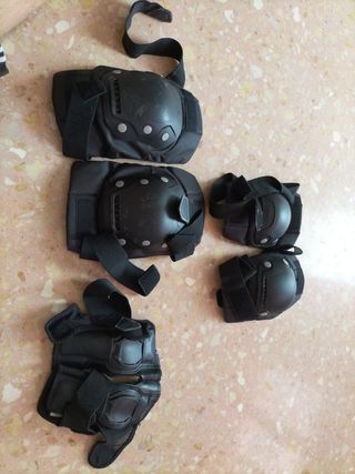 Casco y protectores para patines.