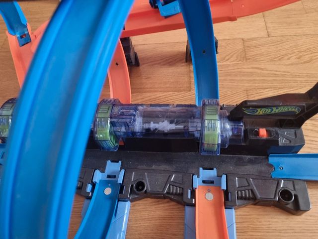 Pista triple looping Hot Wheels
