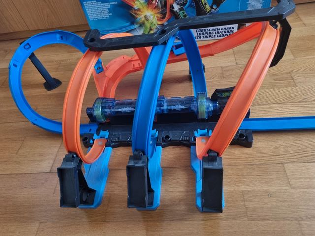 Pista triple looping Hot Wheels