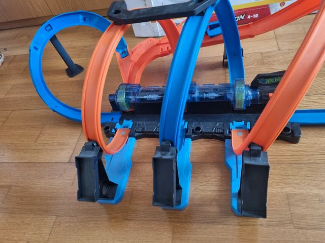 Pista triple looping Hot Wheels