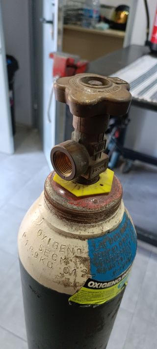 Botella oxigeno, medio lleno.