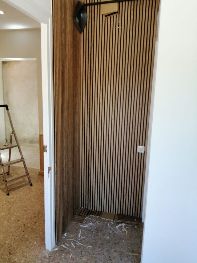 Montaje revestimiento frisos de pared.