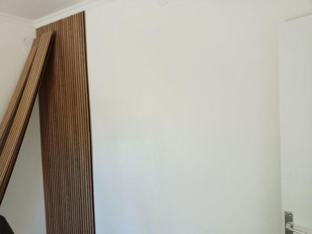 Montaje revestimiento frisos de pared.