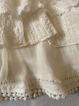 Falda corta blanca de volantes