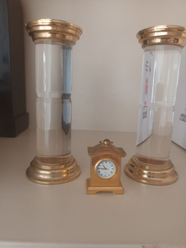 Portavelas y reloj pequeño