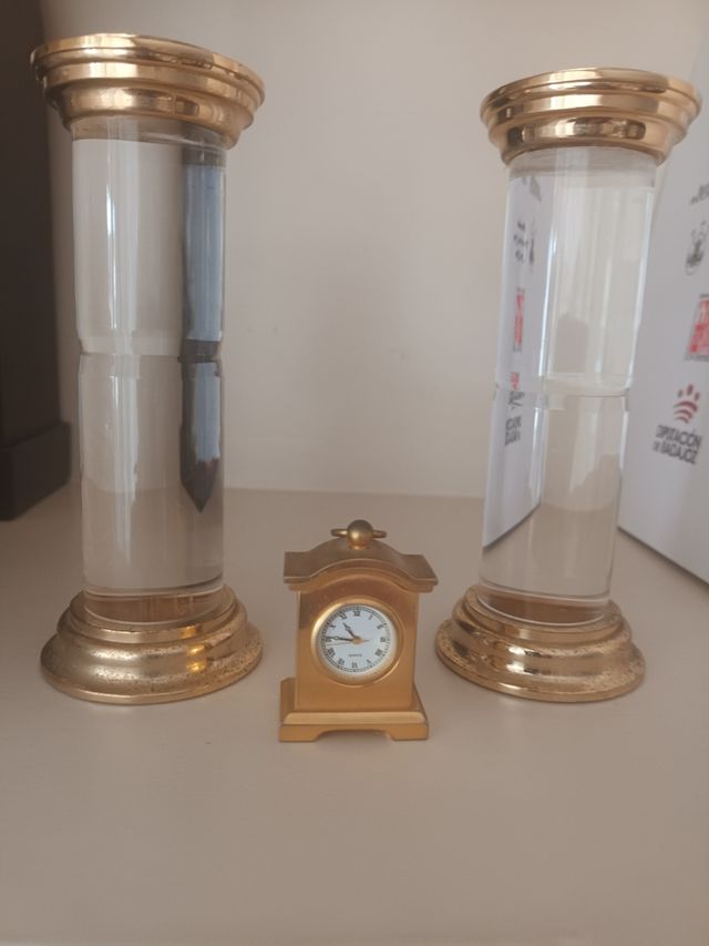 Portavelas y reloj pequeño