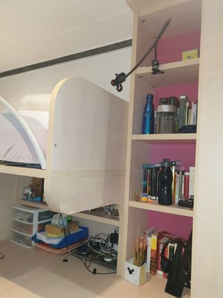 Cama alta con escritorio