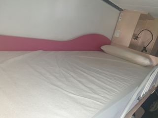 Cama alta con escritorio