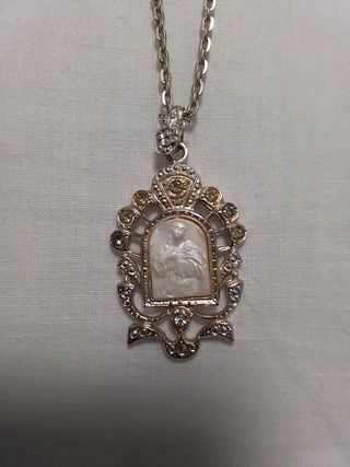 Medalla con su cadena en buen estado