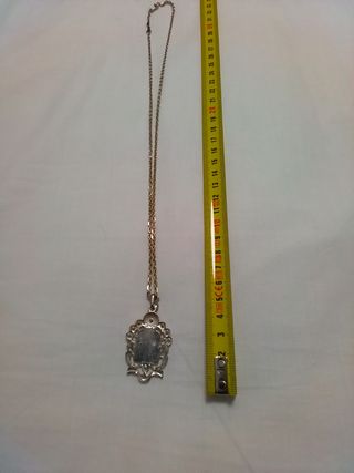 Medalla con su cadena en buen estado