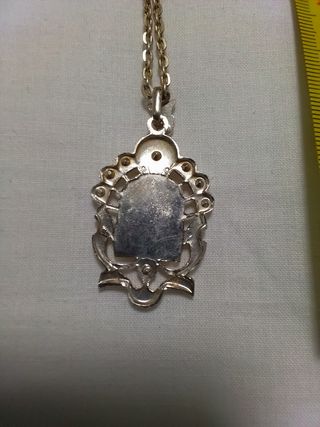 Medalla con su cadena en buen estado
