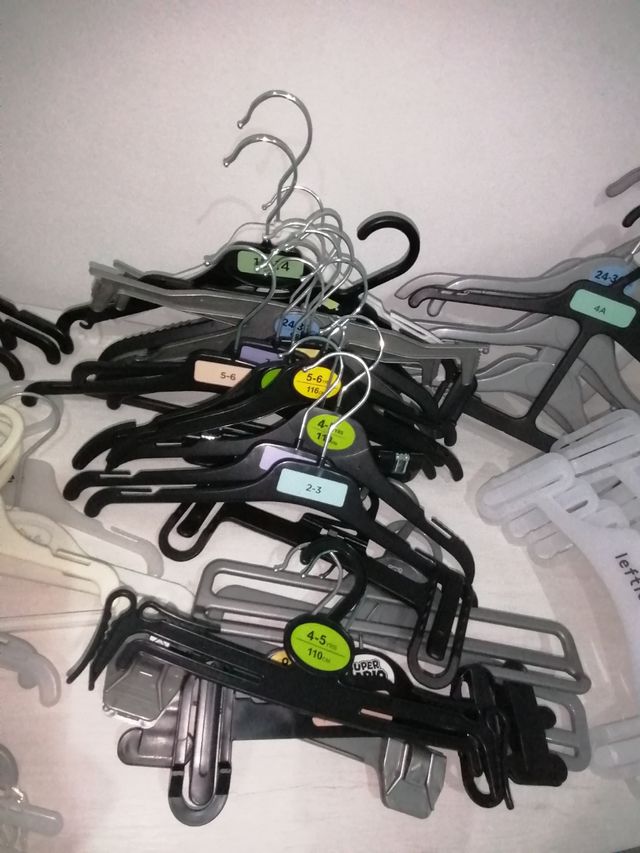 Lote 50 perchas variadas (lefties, H&M)