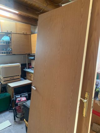 Puertas Madera con manilla.