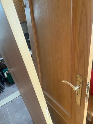 Puertas Madera con manilla.