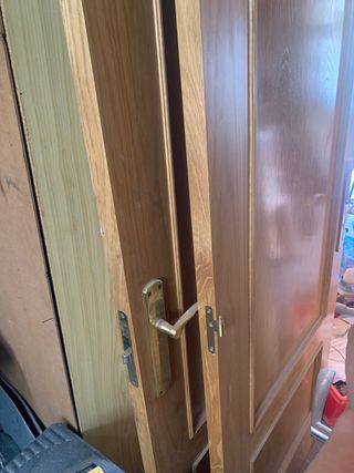 Puertas Madera con manilla.