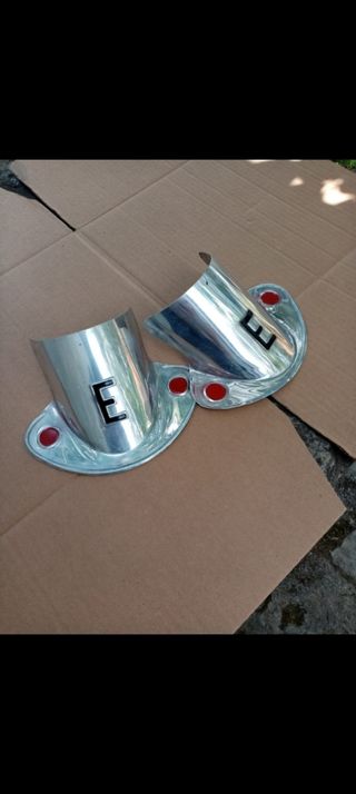 Faldilla metálica para moto