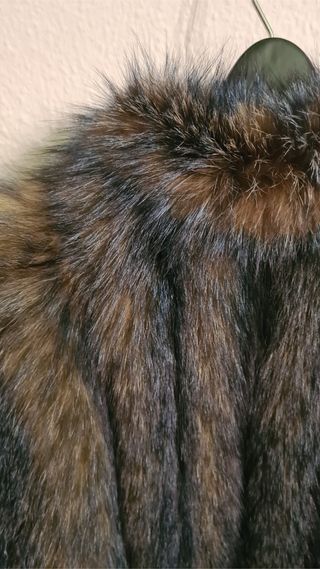 Abrigo tipo zorro muy ligero y actual  