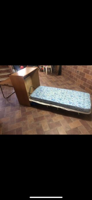 Cama plegable con escritorio