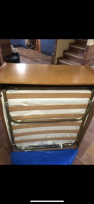 Cama plegable con escritorio