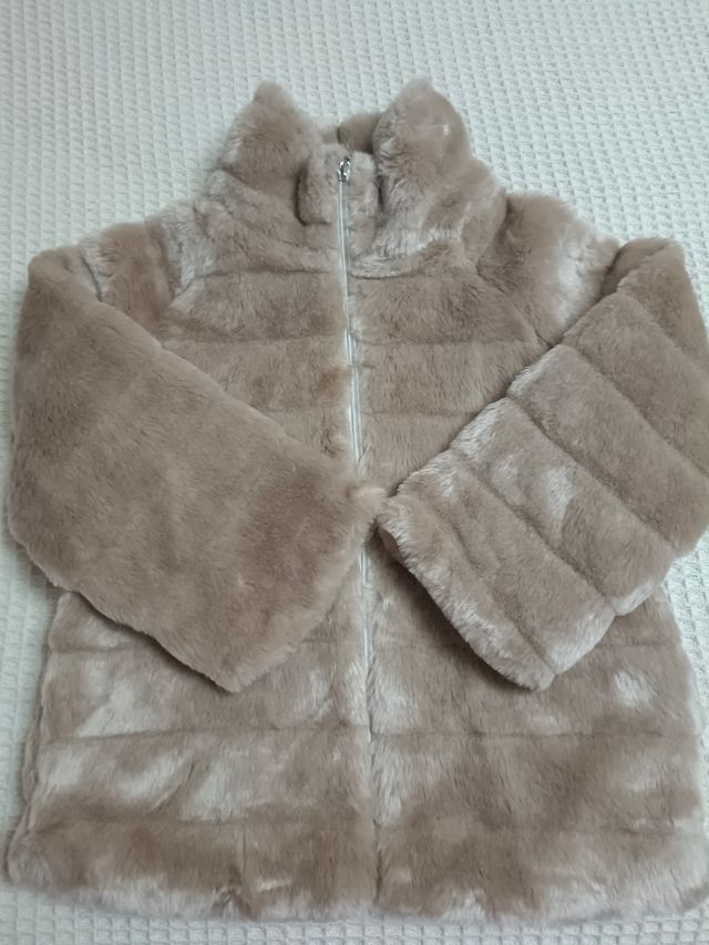 Abrigo corto de pelo en color beige