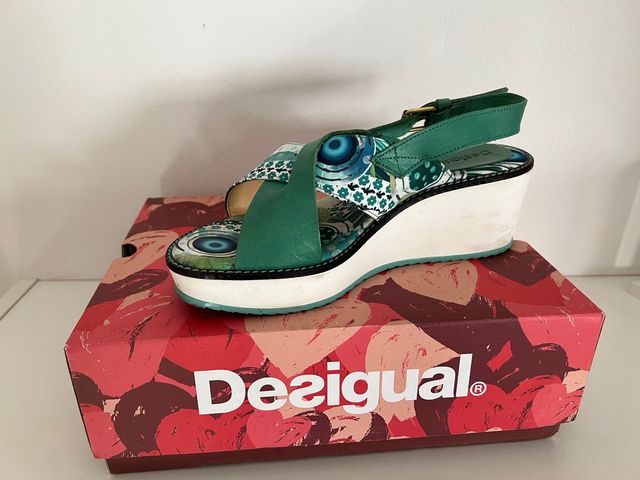 Sandalias de mujer T-38 marca Desigual.