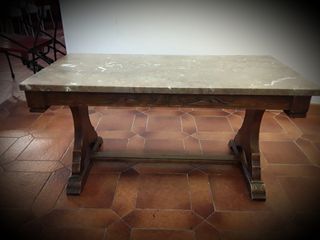 Mesa auxiliar para salón de madera y mármol