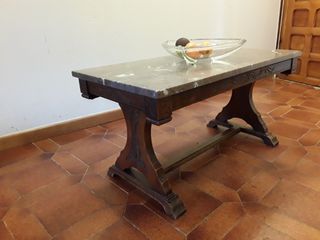 Mesa auxiliar para salón de madera y mármol
