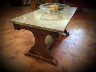 Mesa auxiliar para salón de madera y mármol