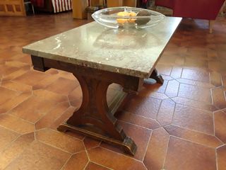 Mesa auxiliar para salón de madera y mármol