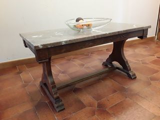 Mesa auxiliar para salón de madera y mármol
