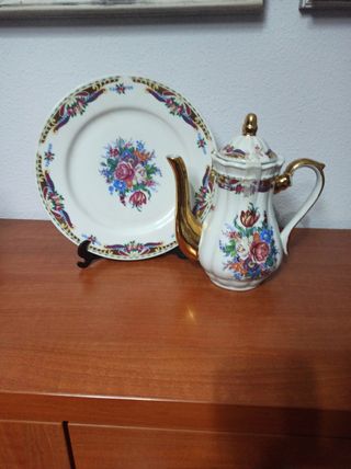Cafetera y plato decorativo