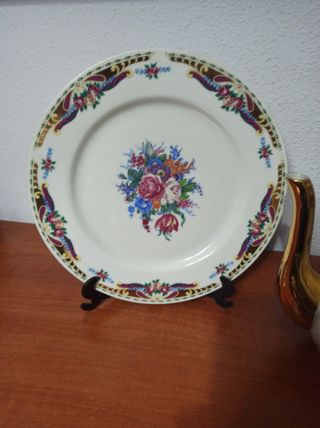 Cafetera y plato decorativo