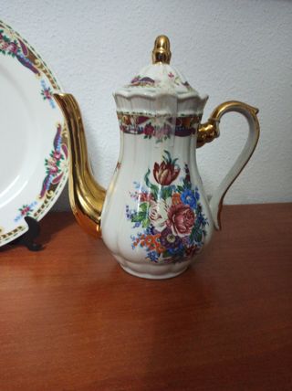 Cafetera y plato decorativo