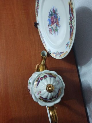 Cafetera y plato decorativo