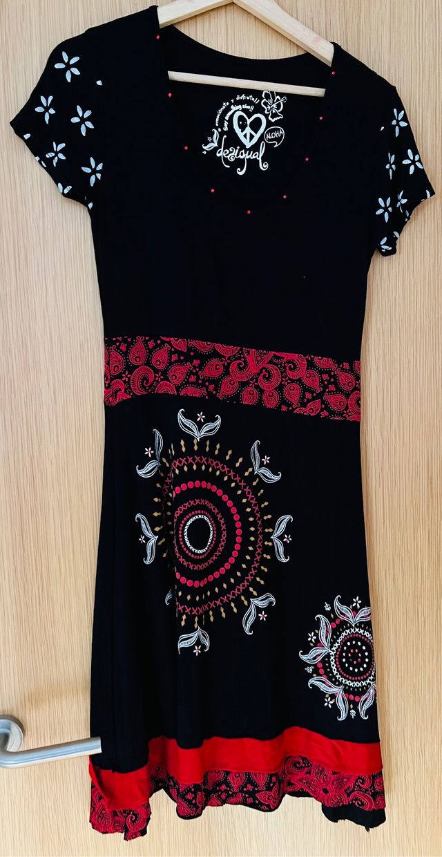 Vestido de manga corta marca Desigual talla M.