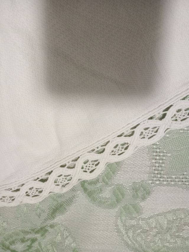 Tapete redondo antiguo de hilo bolillos