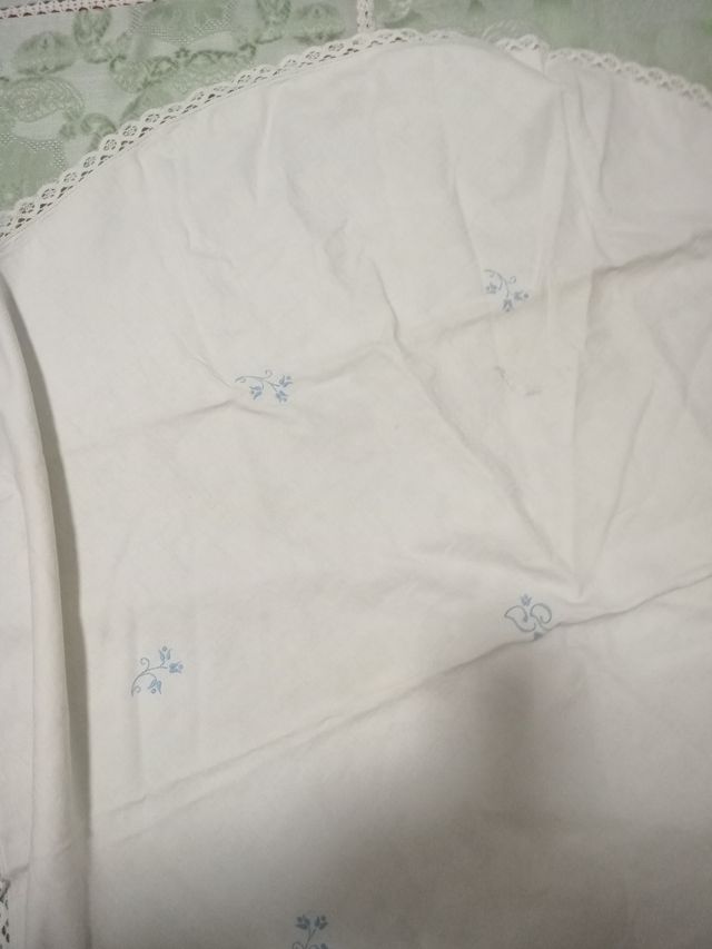 Tapete redondo antiguo de hilo bolillos