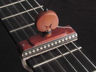 Cejilla artesana de Palo Rojo y taracea